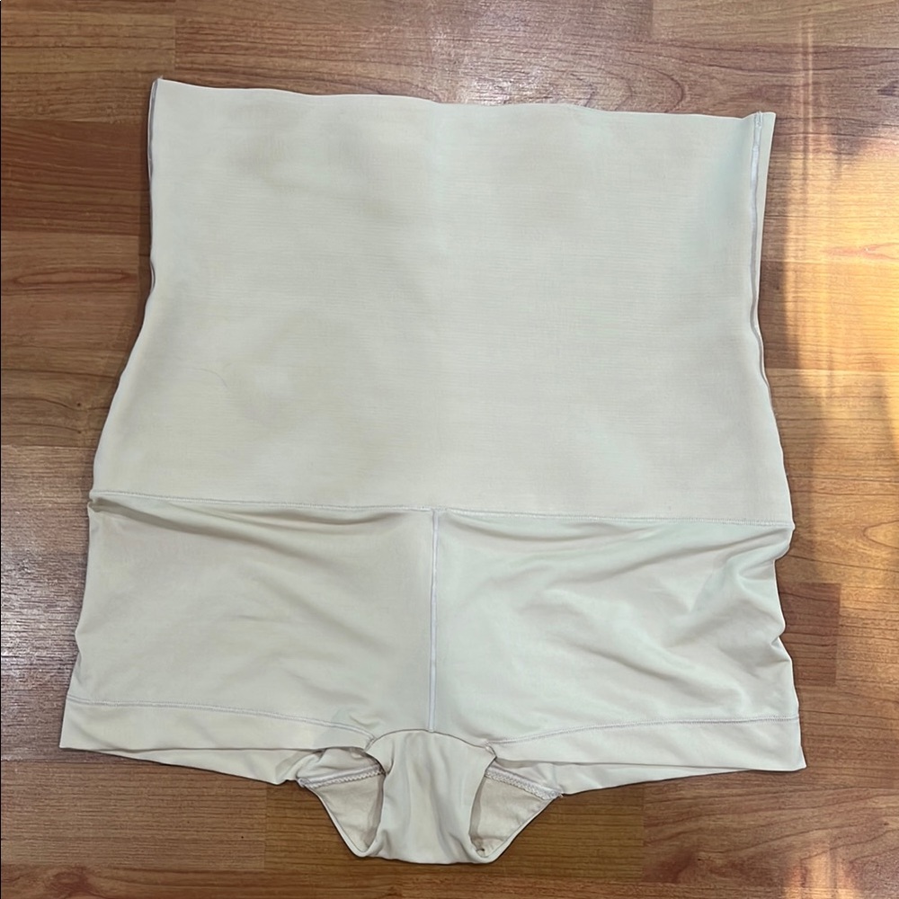 NWOT Maidenform Cheeky Short Shapewear